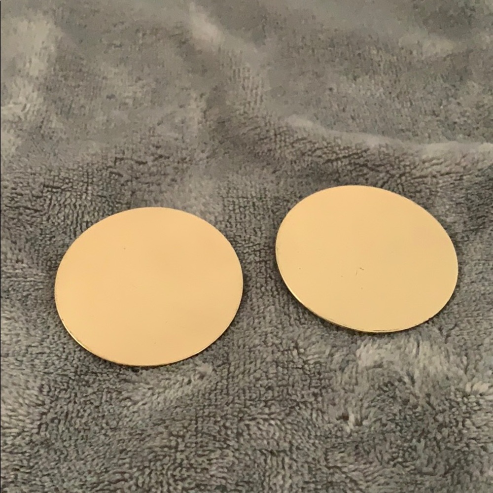 Stylish quarter size earrings